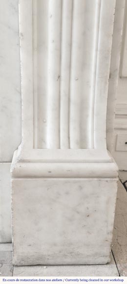 Cheminée de style Louis XVI en marbre de Carrare, décorée de feuille d'acanthe-7