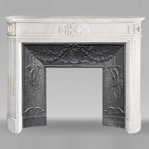 Cheminée de style Louis XVI en marbre de Carrare, aux angles arrondis