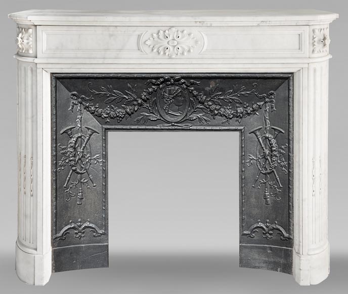 Cheminée de style Louis XVI en marbre de Carrare, aux angles arrondis-0