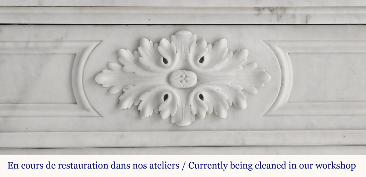 Cheminée de style Louis XVI en marbre de Carrare, aux angles arrondis-1