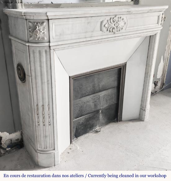 Cheminée de style Louis XVI en marbre de Carrare, aux angles arrondis-2
