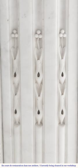 Cheminée de style Louis XVI en marbre de Carrare, aux angles arrondis-4