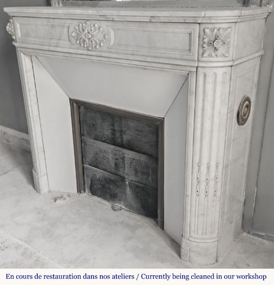 Cheminée de style Louis XVI en marbre de Carrare, aux angles arrondis-6