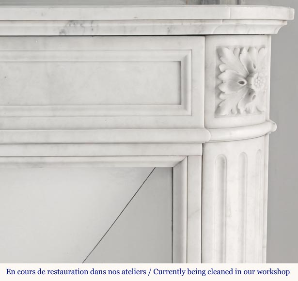 Cheminée de style Louis XVI en marbre de Carrare, aux angles arrondis-7