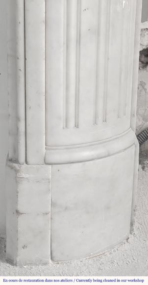 Cheminée de style Louis XVI en marbre de Carrare, aux angles arrondis-9