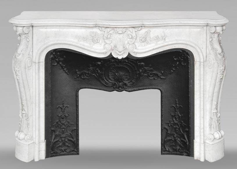 Cheminée de style Louis XV en marbre de Carrare richement sculptée de motifs végétaux-0