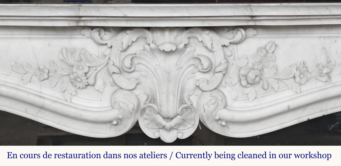 Cheminée de style Louis XV en marbre de Carrare richement sculptée de motifs végétaux-1