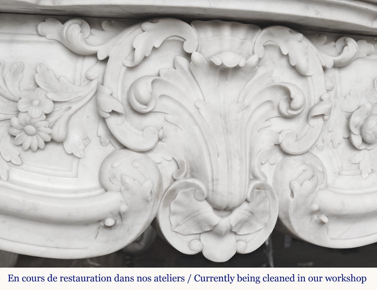 Cheminée de style Louis XV en marbre de Carrare richement sculptée de motifs végétaux-2