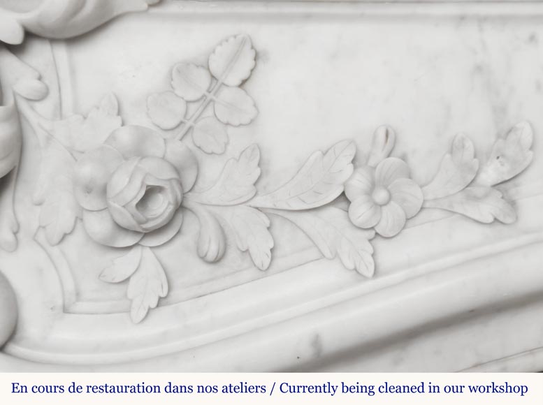 Cheminée de style Louis XV en marbre de Carrare richement sculptée de motifs végétaux-3