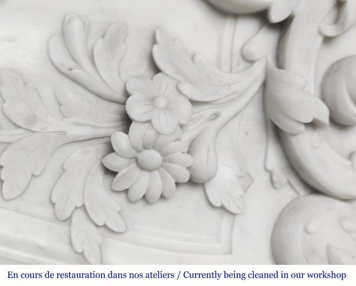 Cheminée de style Louis XV en marbre de Carrare richement sculptée de motifs végétaux-4