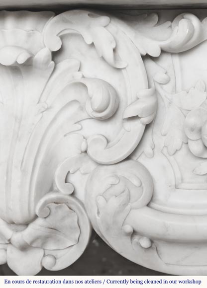 Cheminée de style Louis XV en marbre de Carrare richement sculptée de motifs végétaux-5