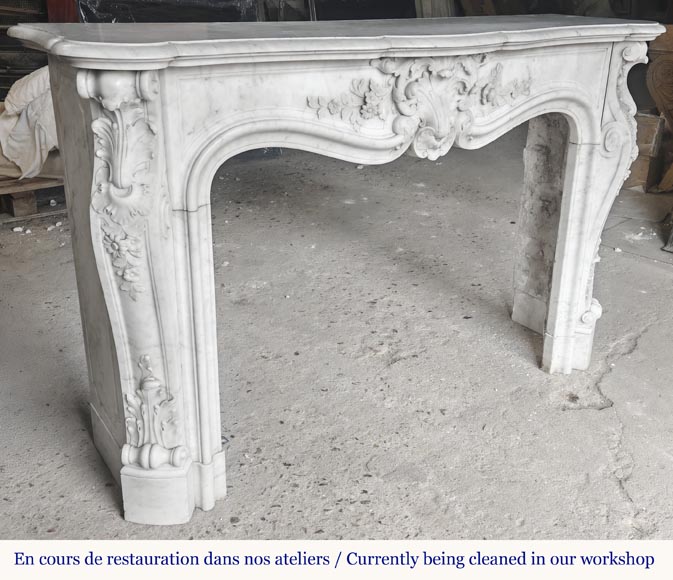 Cheminée de style Louis XV en marbre de Carrare richement sculptée de motifs végétaux-6