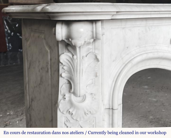 Cheminée de style Louis XV en marbre de Carrare richement sculptée de motifs végétaux-7