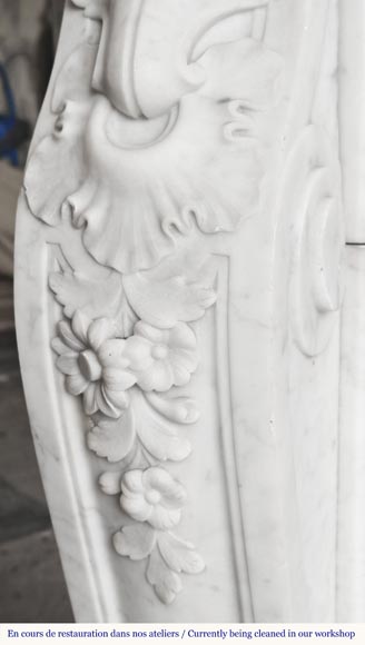 Cheminée de style Louis XV en marbre de Carrare richement sculptée de motifs végétaux-8