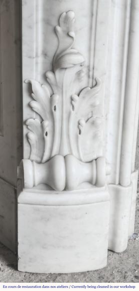 Cheminée de style Louis XV en marbre de Carrare richement sculptée de motifs végétaux-9
