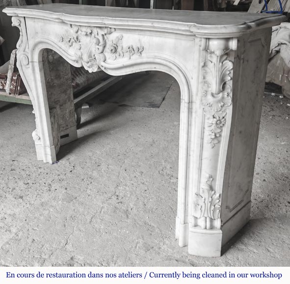 Cheminée de style Louis XV en marbre de Carrare richement sculptée de motifs végétaux-10