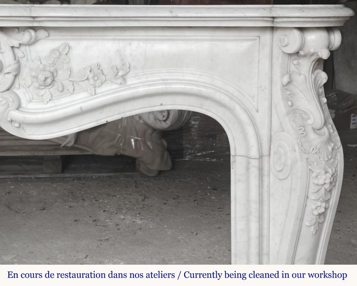 Cheminée de style Louis XV en marbre de Carrare richement sculptée de motifs végétaux-11