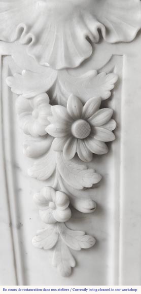 Cheminée de style Louis XV en marbre de Carrare richement sculptée de motifs végétaux-12