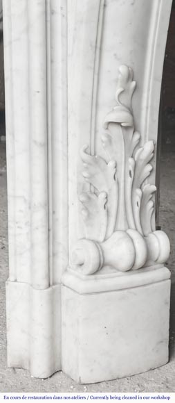 Cheminée de style Louis XV en marbre de Carrare richement sculptée de motifs végétaux-13