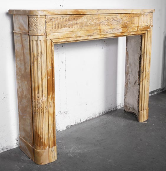 Cheminée de style Louis XVI à coins arrondis en jaune de Sienne-3