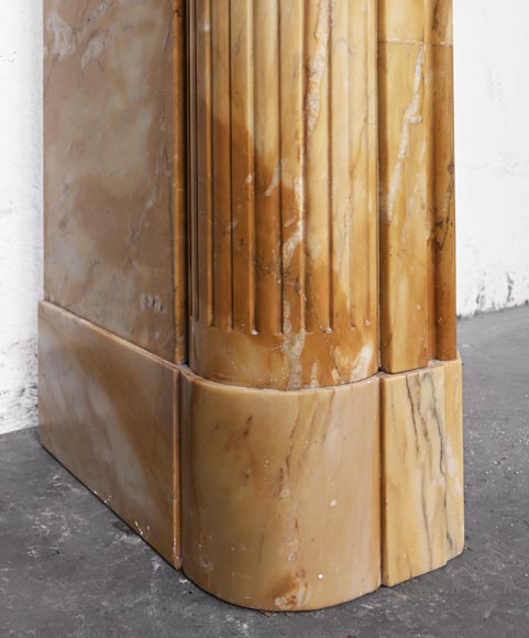 Cheminée de style Louis XVI à coins arrondis en jaune de Sienne-6