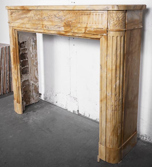 Cheminée de style Louis XVI à coins arrondis en jaune de Sienne-7