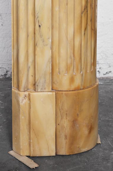 Cheminée de style Louis XVI à coins arrondis en jaune de Sienne-10