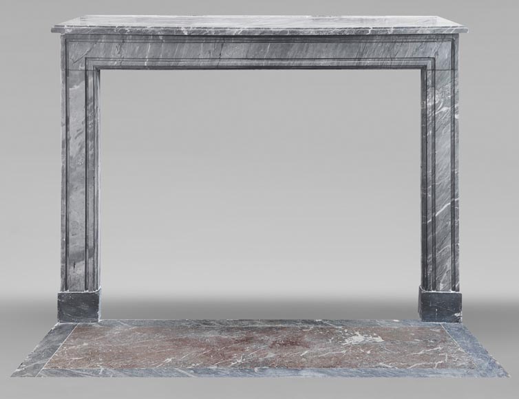 Cheminée d'époque Louis XVI en marbre bleu turquin, au décor de moulure-0