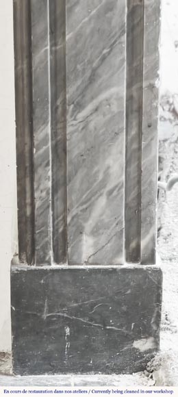Cheminée d'époque Louis XVI en marbre bleu turquin, au décor de moulure-7