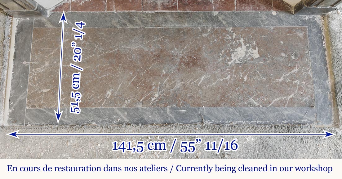 Cheminée d'époque Louis XVI en marbre bleu turquin, au décor de moulure-8