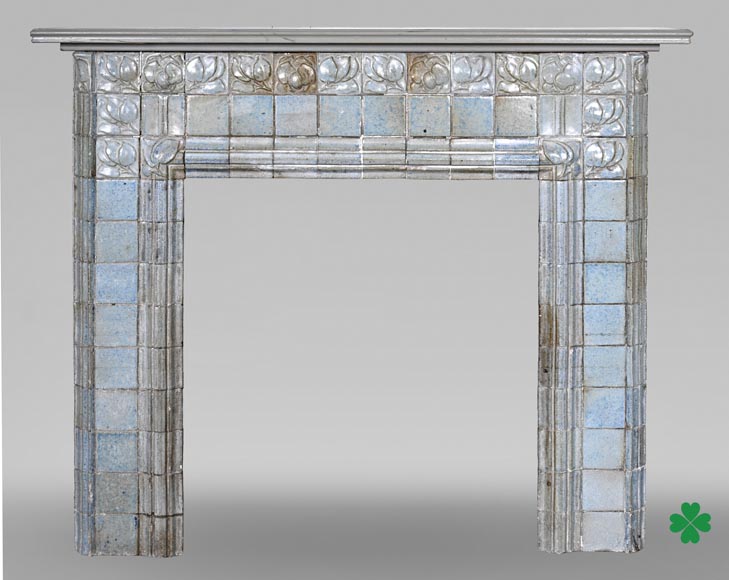 Cheminée en céramique émaillée à décor floral stylisé, vers 1900-0