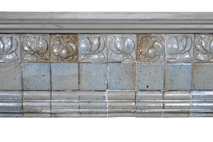 Cheminée en céramique émaillée à décor floral stylisé, vers 1900-1