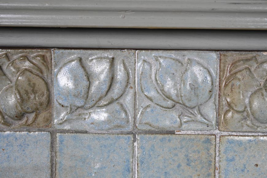 Cheminée en céramique émaillée à décor floral stylisé, vers 1900-2