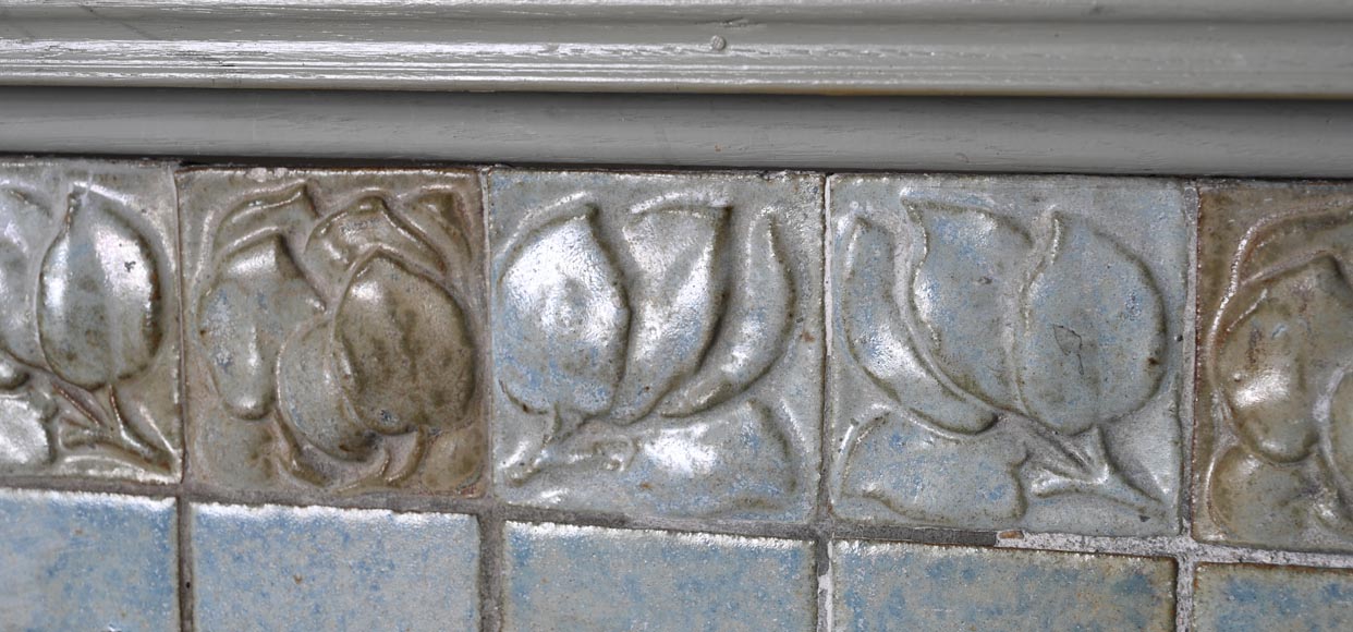 Cheminée en céramique émaillée à décor floral stylisé, vers 1900-3