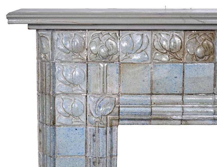 Cheminée en céramique émaillée à décor floral stylisé, vers 1900-4