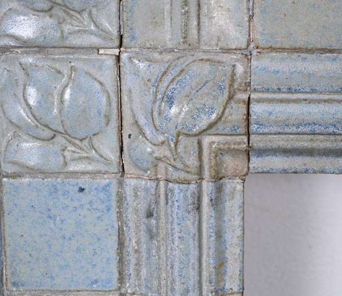 Cheminée en céramique émaillée à décor floral stylisé, vers 1900-5