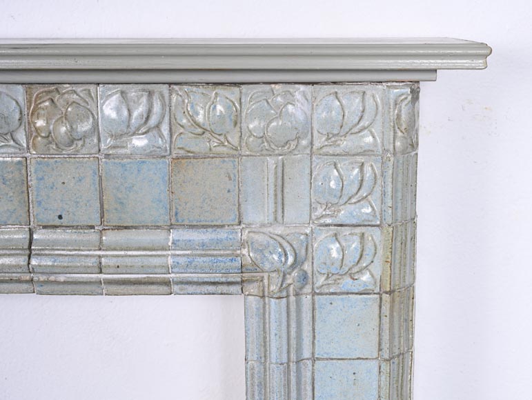 Cheminée en céramique émaillée à décor floral stylisé, vers 1900-8