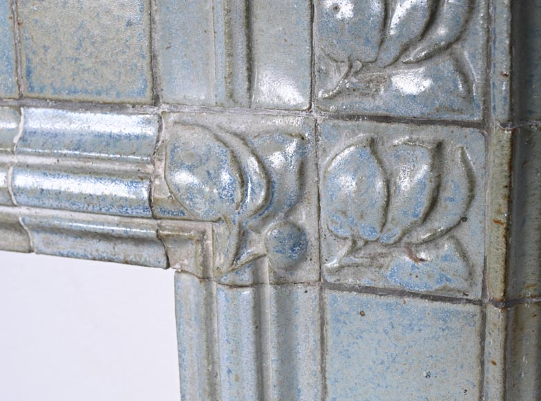 Cheminée en céramique émaillée à décor floral stylisé, vers 1900-9