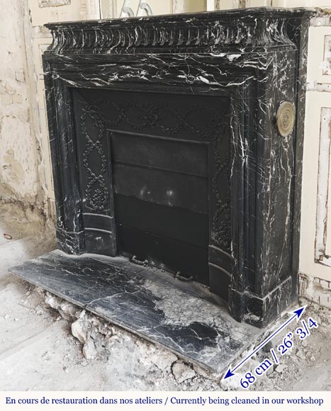 Cheminée de style Louis XIV à acrotère, en marbre Marquina Cheminée de style Louis XIV à acrotère, en marbre Marquina-5