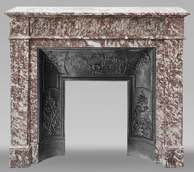 Cheminée de style Louis XVI décorée de cannelure dans un marbre rosé ...