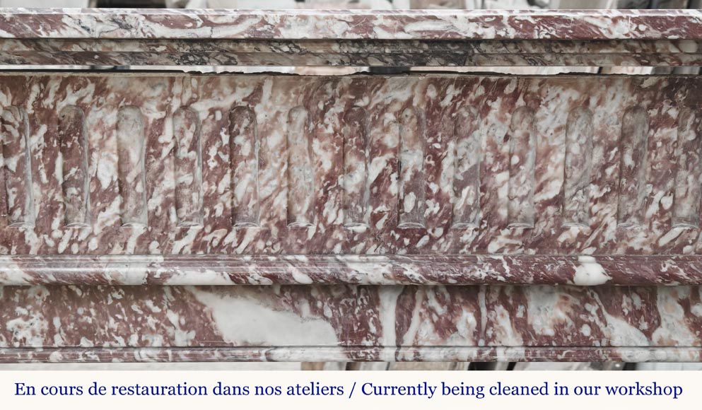 Cheminée de style Louis XVI décorée de cannelure dans un marbre rosé-1