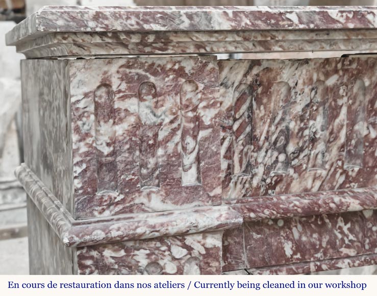 Cheminée de style Louis XVI décorée de cannelure dans un marbre rosé-3