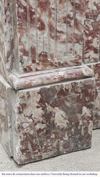 Cheminée de style Louis XVI décorée de cannelure dans un marbre rosé-4