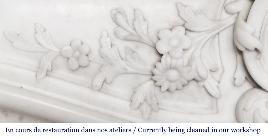 Cheminée de style Louis XV très sculptée en marbre de Carrare-3