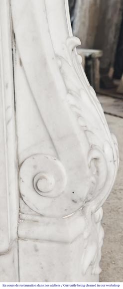 Cheminée de style Louis XV très sculptée en marbre de Carrare-13