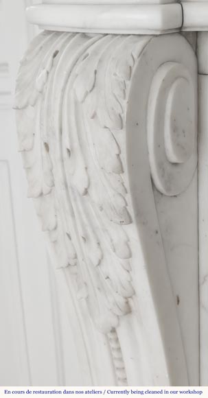 Cheminée galbée de style Louis XVI à décor de perlé, en marbre demi statuaire-6