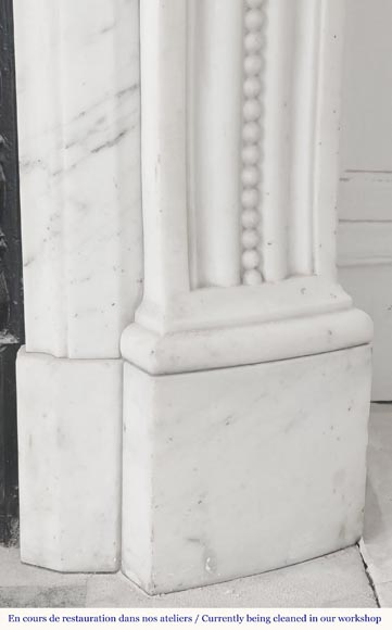 Cheminée galbée de style Louis XVI à décor de perlé, en marbre demi statuaire-10