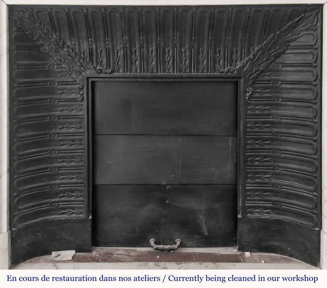 Cheminée galbée de style Louis XVI à décor de perlé, en marbre demi statuaire-11