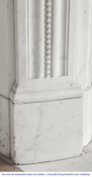 Cheminée galbée de style Louis XVI à décor de perlé, en marbre demi statuaire-7