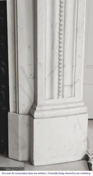 Cheminée galbée de style Louis XVI à décor de perlé, en marbre demi statuaire-10
